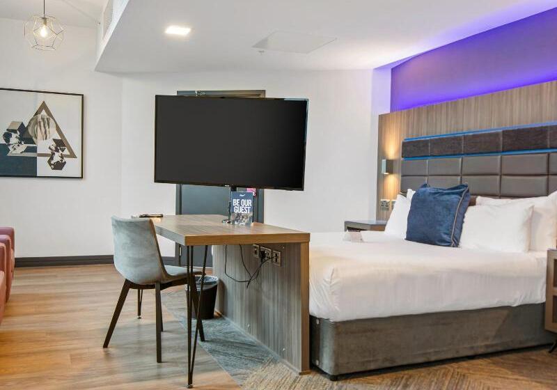 스탠다드 스튜디오, Roomzzz Manchester Victoria