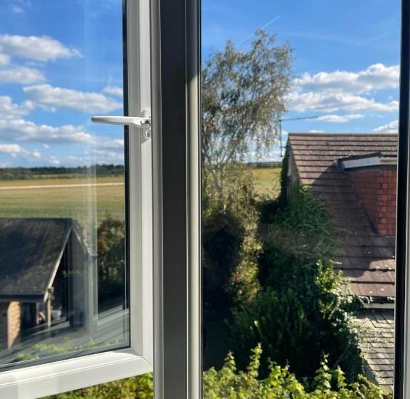 جناح سرير كينج, The Horseshoe And Castle