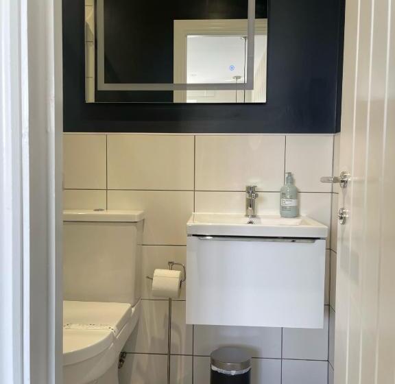 جناح سرير كينج, The Horseshoe And Castle