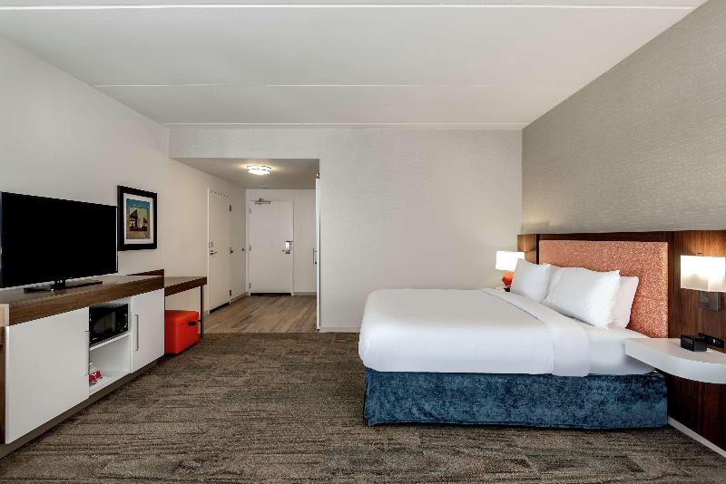 חדר סטנדרט עם מיטת קינג, Hampton Inn Baltimore Bayview Campus