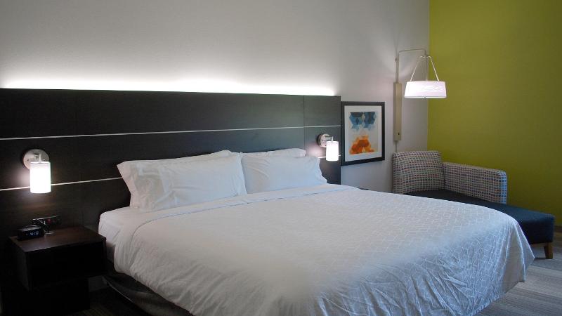 מיטת קינג בסוויטה, Holiday Inn Express & Suites White Hall, An Ihg