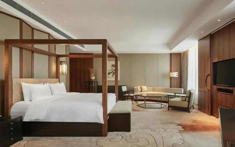 キングサイズベッドのスタンダードルーム, Hualuxe Ningbo Harbor City, An Ihg