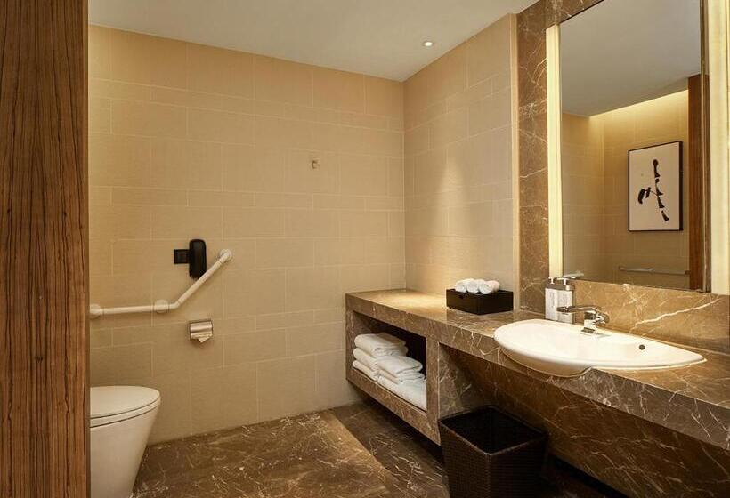 장애인을 위한 킹사이즈 침대 스탠다드 룸, Hualuxe Ningbo Harbor City, An Ihg