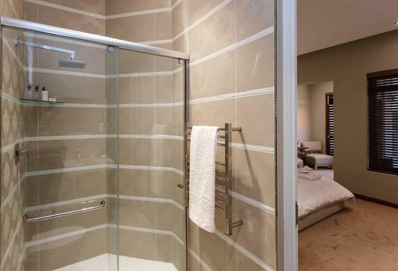 سوییت لوکس, Sonas Boutique