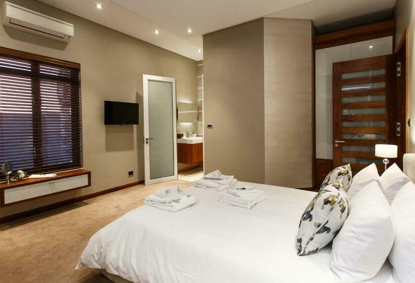 سوییت لوکس, Sonas Boutique