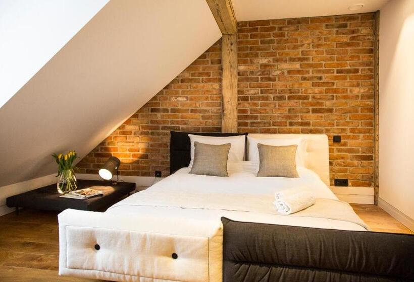 اتاق استاندارد یک نفره, Nicolaus