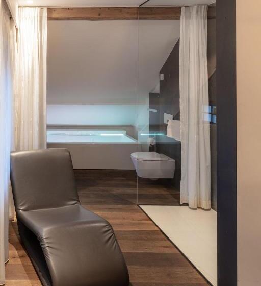 اتاق لوکس, Nicolaus