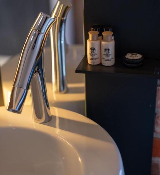 اتاق لوکس, Nicolaus