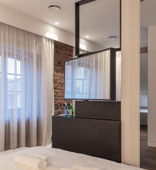 اتاق لوکس, Nicolaus