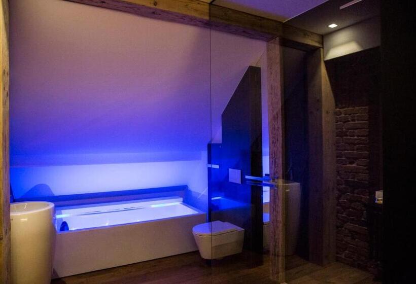 اتاق لوکس, Nicolaus