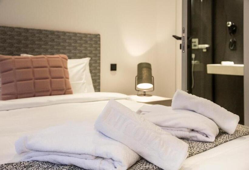 اتاق استاندارد یک تخته با بالکن, Nicolaus