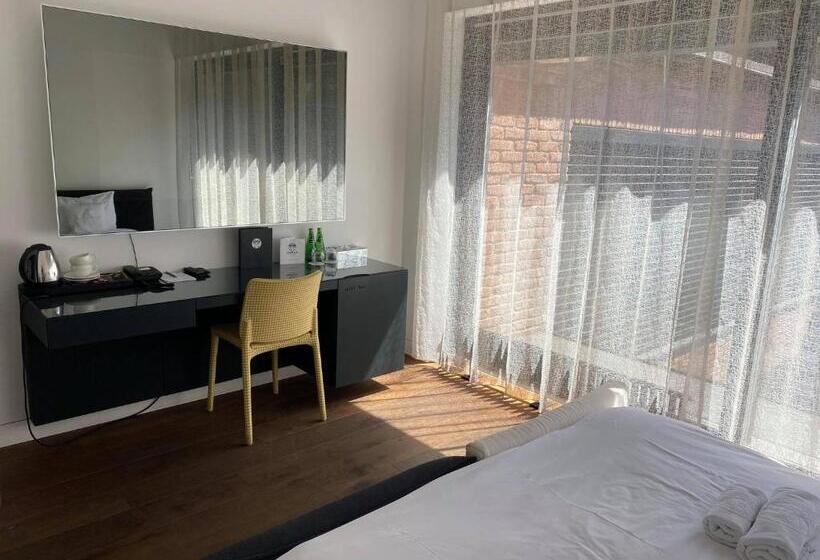 اتاق استاندارد یک تخته با بالکن, Nicolaus