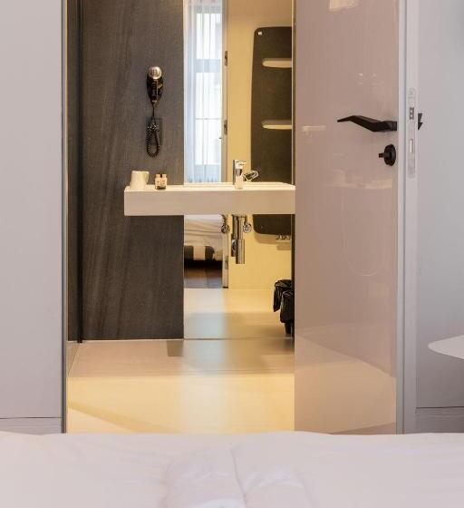 اتاق استاندارد, Nicolaus