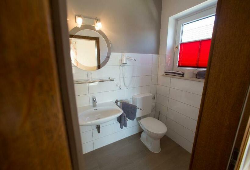 标准单人间, Bauer Garni