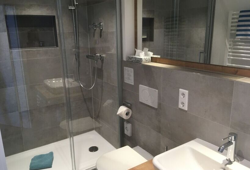 标准单人间, Bauer Garni