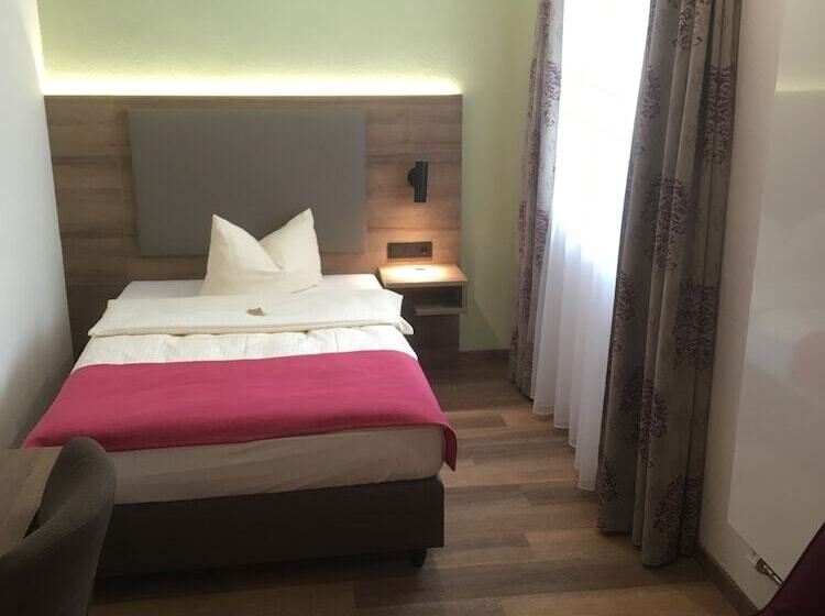 标准单人间, Bauer Garni