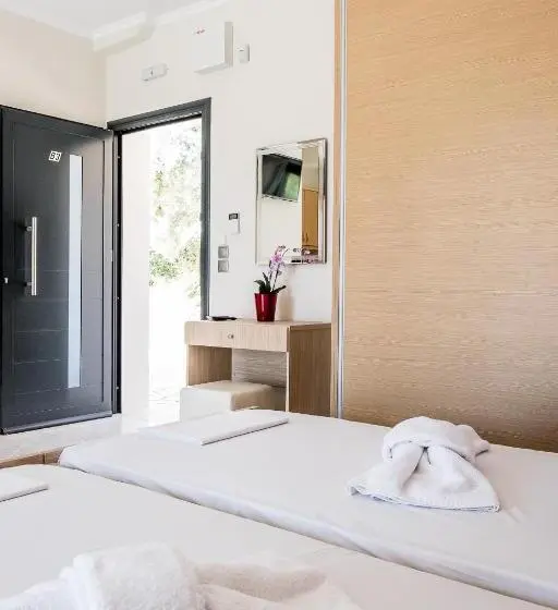 استودیوی سوپریور, Golden Sun Villas