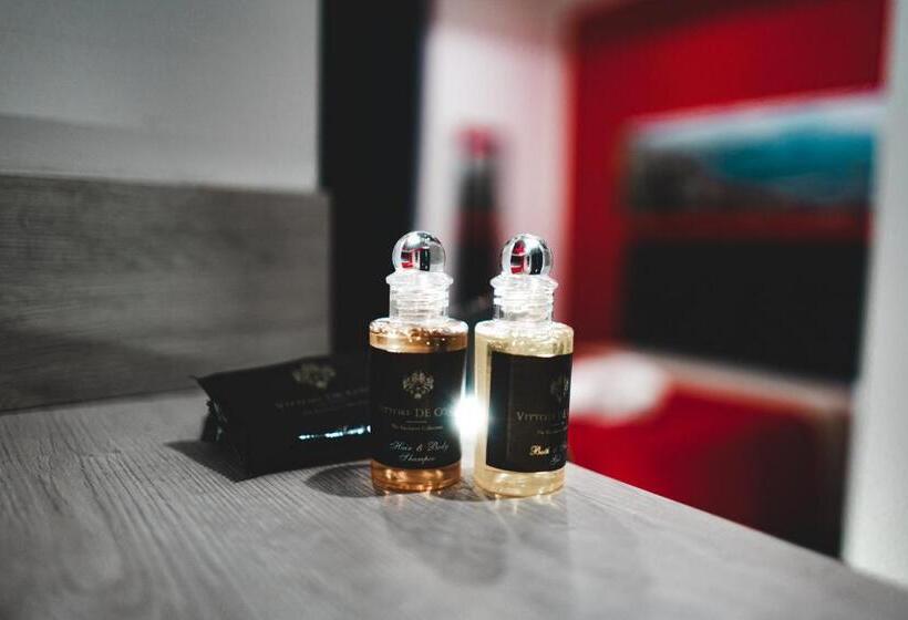 اتاق استاندارد سه نفره, Anna S Family