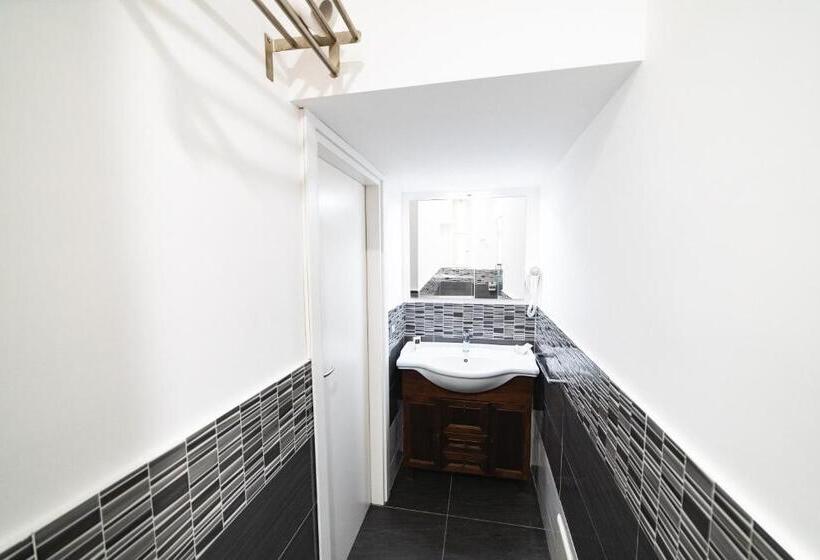 اتاق استاندارد, Anna S Family