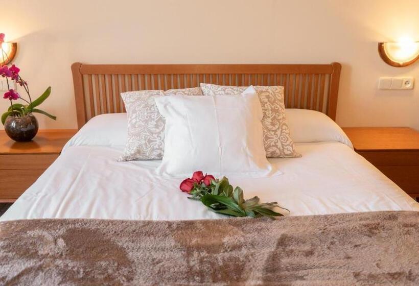 Номер Стандарт Вид на Горы, Hostal Montserrat