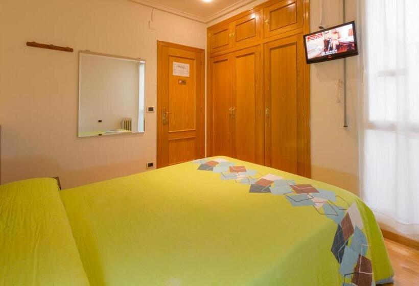 اتاق اکونومی با حمام مشترک, Pension Logroño
