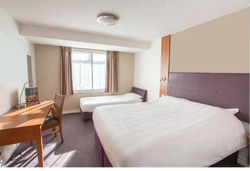 اتاق لوکس سه تخته, Redwings Lodge Solihull