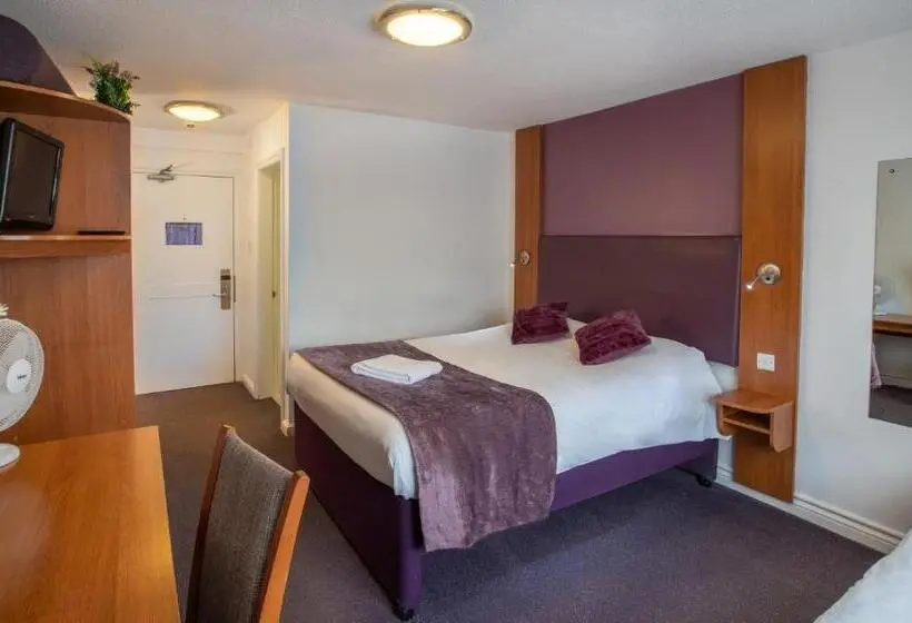 اتاق لوکس سه تخته, Redwings Lodge Solihull