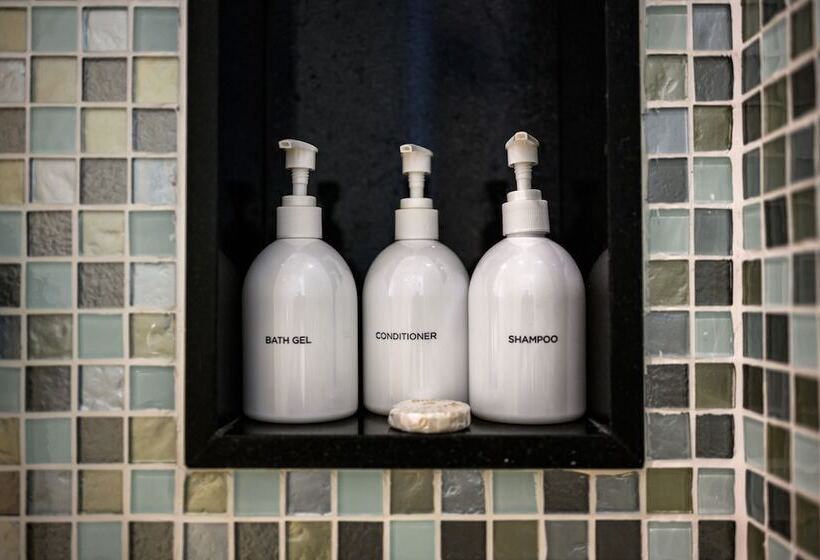 سوییت, The Beachfront Hotel Phuket