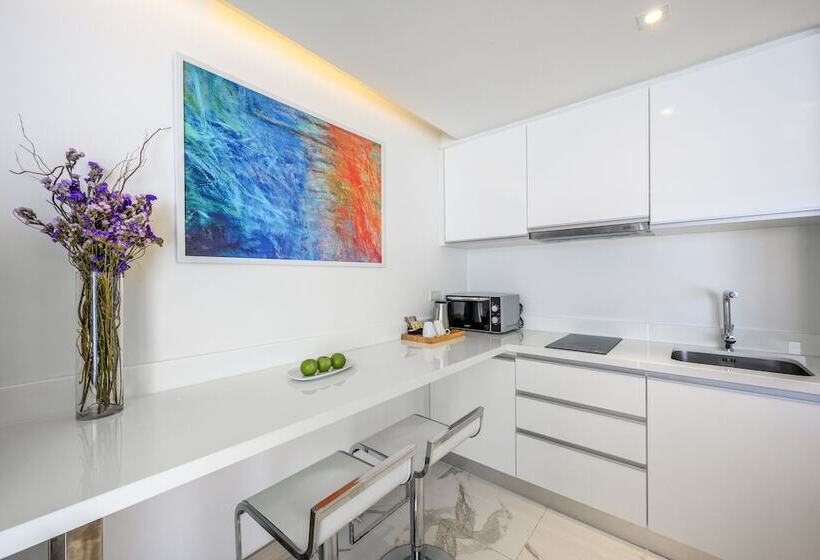 سوییت, The Beachfront Hotel Phuket