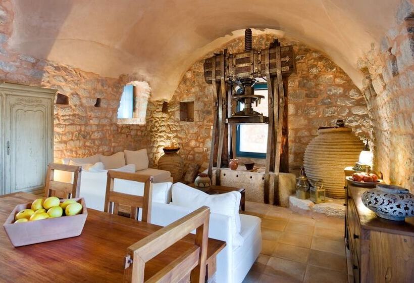 클래식 스튜디오, Arapakis Historic Castle