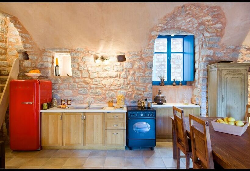 클래식 스튜디오, Arapakis Historic Castle