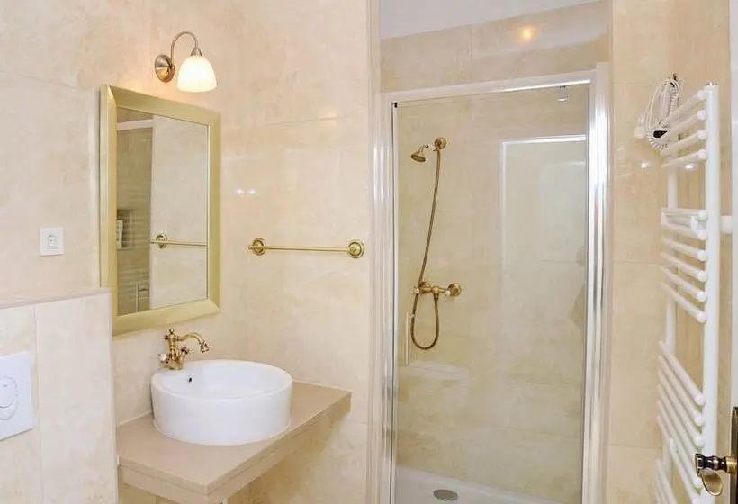 Standard Yhden Hengen Huone, Apartments & Rooms Flowers