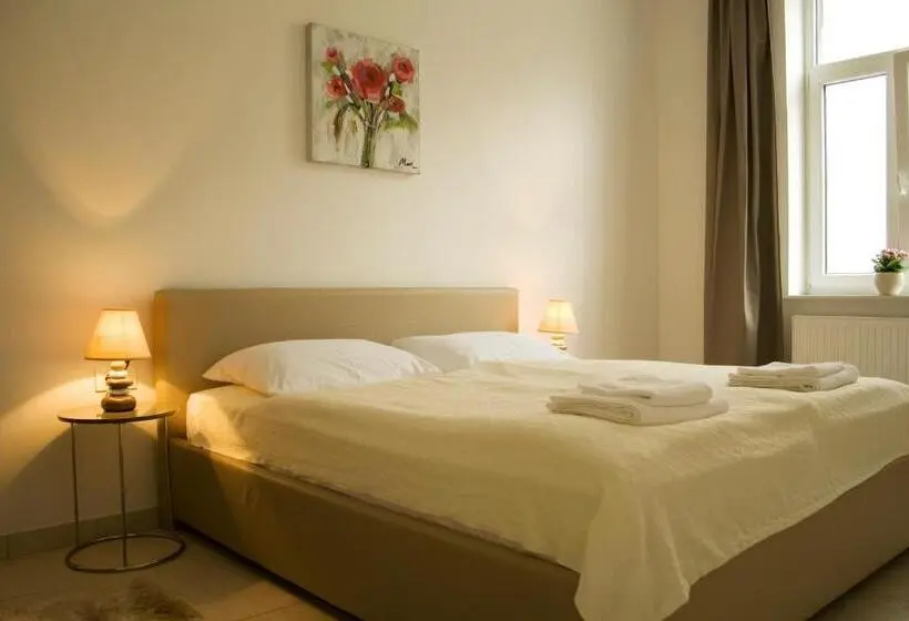 Huoneisto 1 Makuuhuone, Apartments & Rooms Flowers