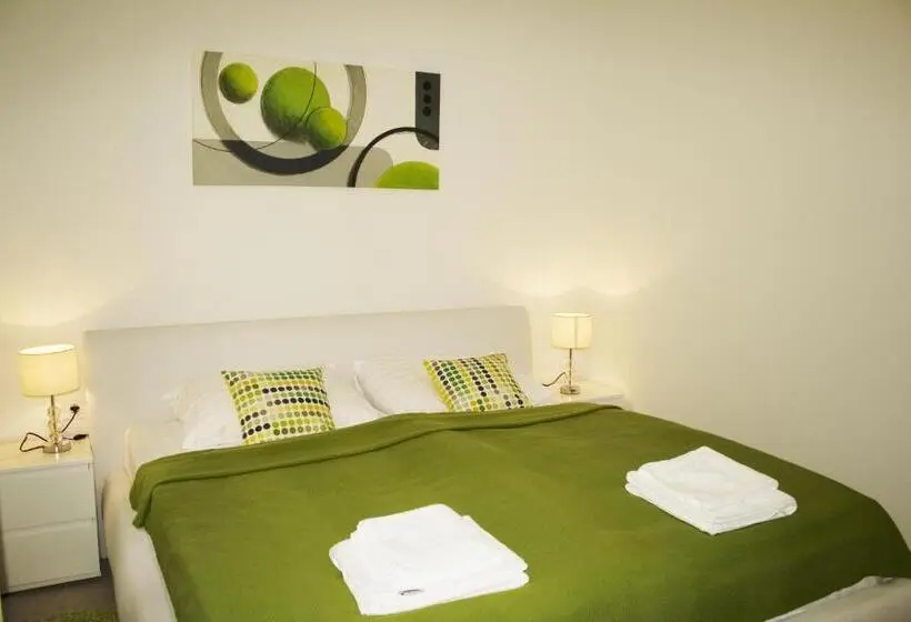 Huoneisto 1 Makuuhuone, Apartments & Rooms Flowers