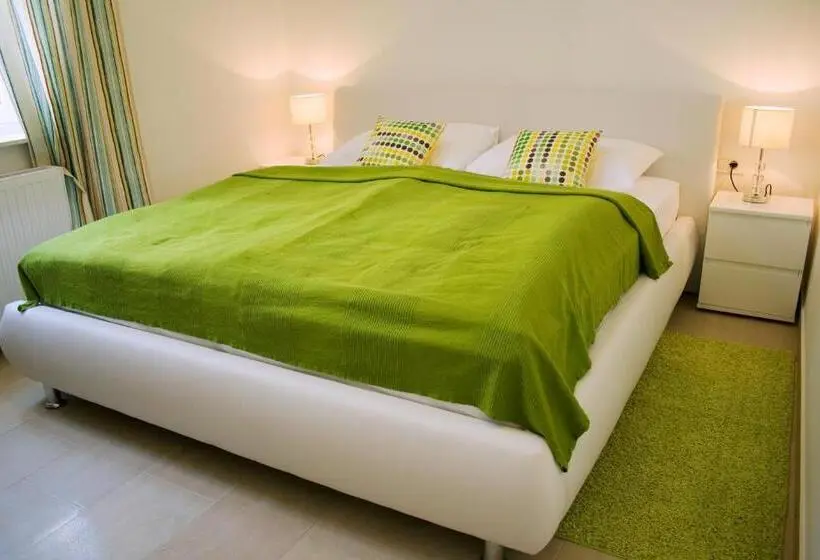 Huoneisto 1 Makuuhuone, Apartments & Rooms Flowers