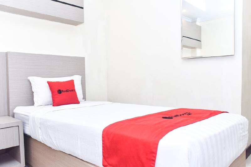 Номер Deluxe, Reddoorz Plus Near Makassar Town Square