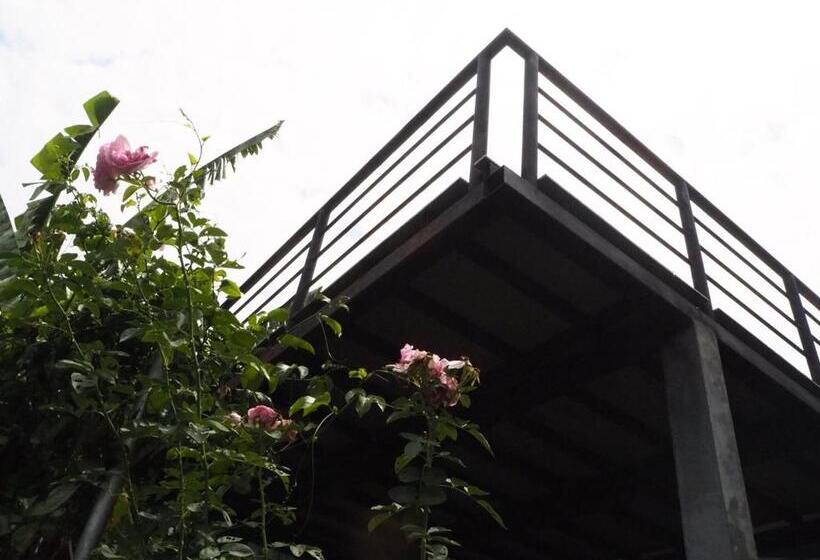 بنجلو عائلى, Bann Rai Klai Weang Homestay