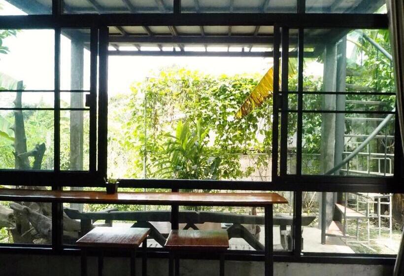 بنجلو عائلى, Bann Rai Klai Weang Homestay