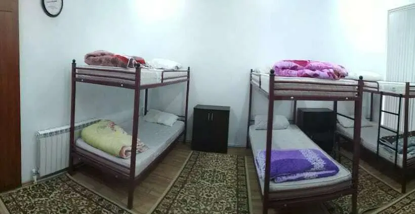 تختخواب در اتاق مشترک, Ganja Hostel