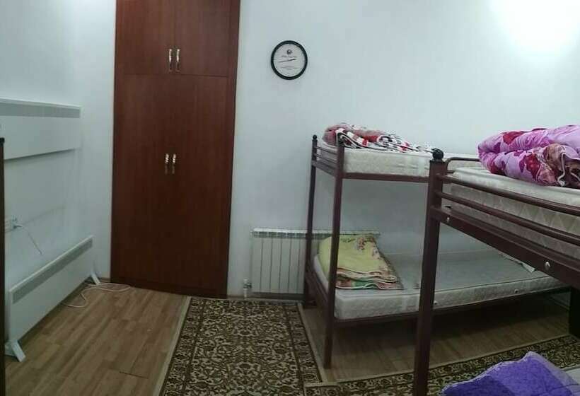 تختخواب در اتاق مشترک, Ganja Hostel