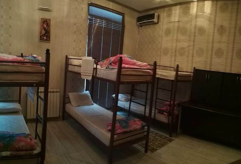 تختخواب در اتاق مشترک, Ganja Hostel