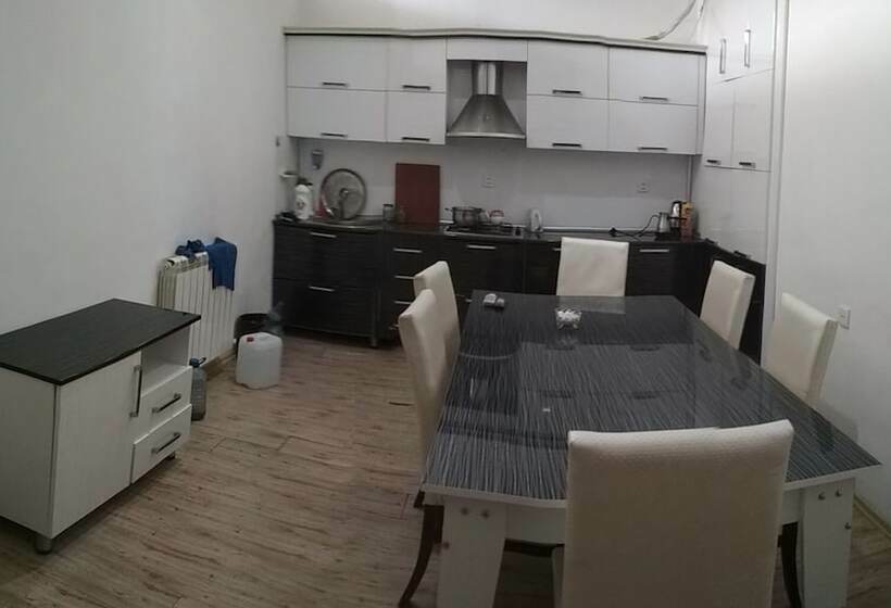 تختخواب در اتاق مشترک, Ganja Hostel