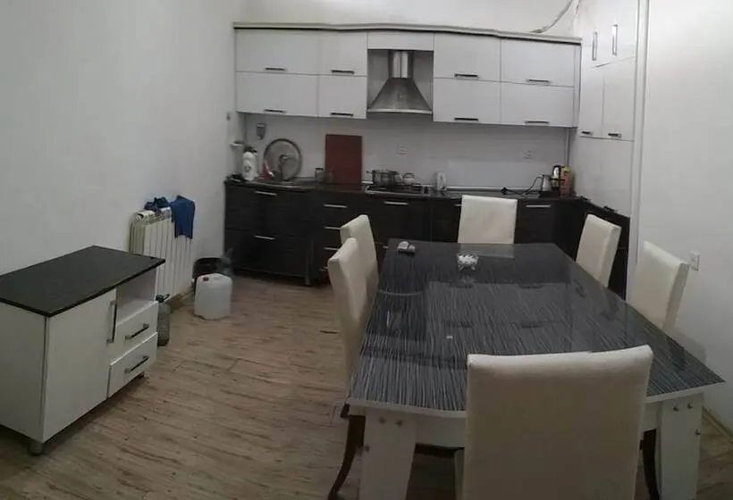 تختخواب در اتاق مشترک, Ganja Hostel