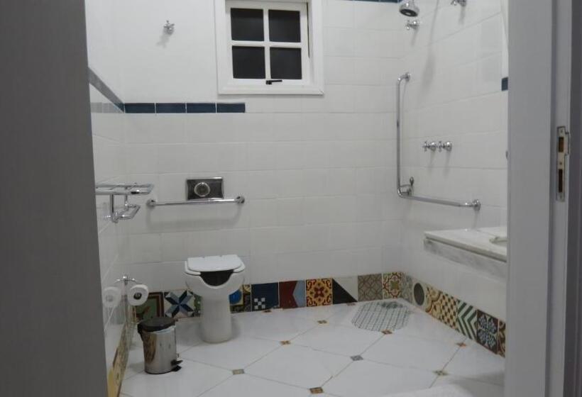 适合残疾人使用的标准间, Sagrados Corações