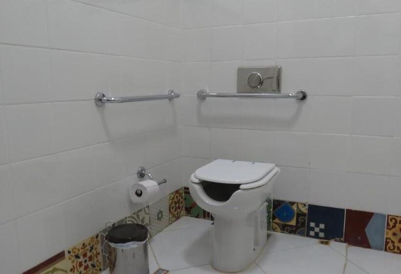 适合残疾人使用的标准间, Sagrados Corações