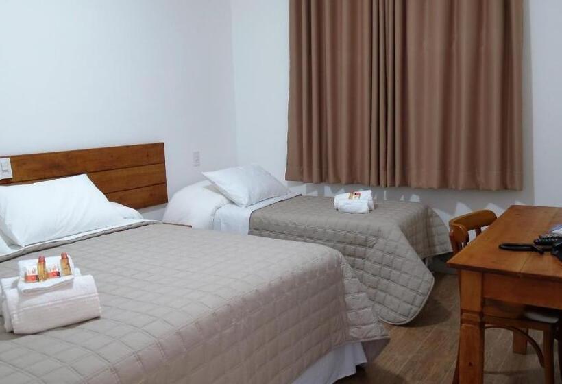 标准三人间, Sagrados Corações