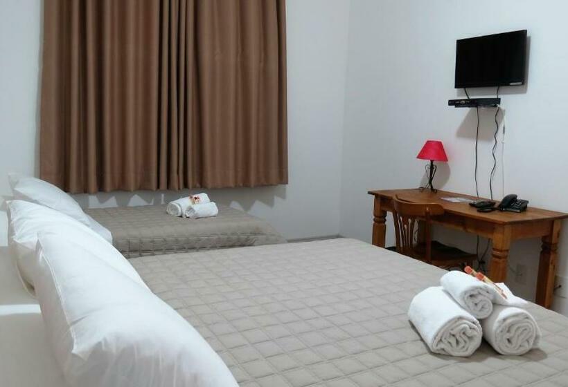 标准三人间, Sagrados Corações