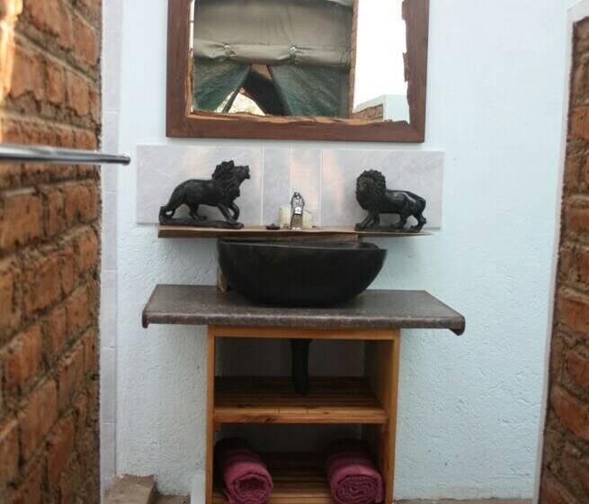 چادر با خدمات رفاهی لوکس, Warthogs Safari Camp