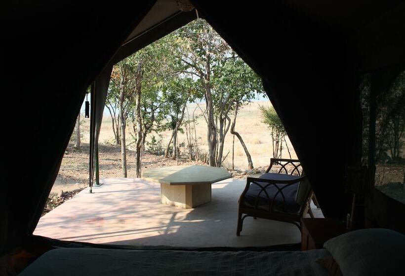 چادر با خدمات رفاهی لوکس, Warthogs Safari Camp