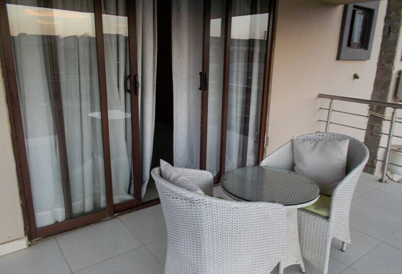 اتاق لوکس با چشم‌انداز باغ, Four Pillars Lodge